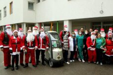 MOTORIZOVANI DEDA MRAZOVI PODELILI POKLONE BOLESNOJ DECI Bajkeri paketićima obradovali decu koja se leče u UKC Niš 9