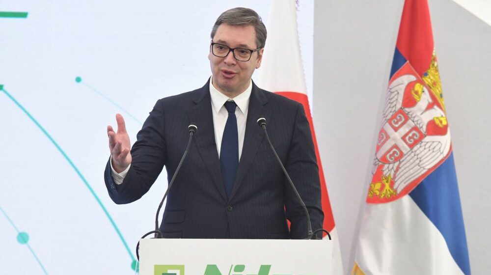 Vučić pred građanima Sjenice postavljao pitanja republičkim funkcionerima koje je poveo sa sobom 1