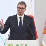 Vučić pred građanima Sjenice postavljao pitanja republičkim funkcionerima koje je poveo sa sobom 6