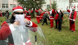 MOTORIZOVANI DEDA MRAZOVI PODELILI POKLONE BOLESNOJ DECI Bajkeri paketićima obradovali decu koja se leče u UKC Niš 8