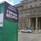 Šarović dovezao klozet ispred Skupštine grada: Vesićeva pokretna kancelarija 2