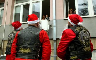 MOTORIZOVANI DEDA MRAZOVI PODELILI POKLONE BOLESNOJ DECI Bajkeri paketićima obradovali decu koja se leče u UKC Niš 2