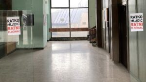 Nalepnice "Ratko Mladić osuđen za genocid" i u Boru (FOTO) 2