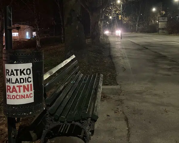 Nalepnice "Ratko Mladić osuđen za genocid" i u Boru (FOTO) 1