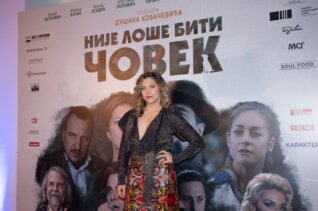 Branka Katić 2 Na premijeri ovacije za Kovačevićev film "Nije loše biti čovek" (FOTO) 10