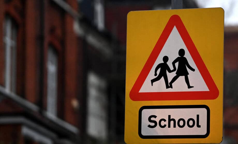 Škole u Engleskoj će možda morati da pošalju deo učenika kući zbog manjka nastavnog osoblja 1