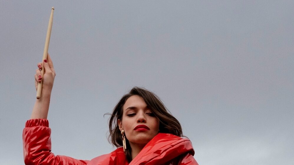 Odavanje počasti ličnim i kolektivnim emocijama: Performans umetnice Dee Džanković "Seansa" 1