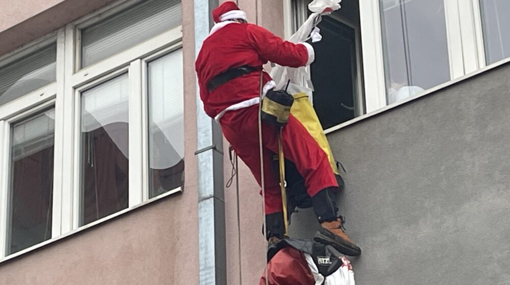 Deda Mrazovi se spustili sa krova i kroz prozore darovali bolesne mališane u Nišu 1