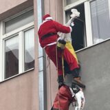 Deda Mrazovi se spustili sa krova i kroz prozore darovali bolesne mališane u Nišu 5