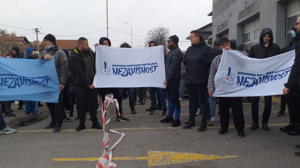 Protestno okupljanje članova Sindikata "Nezavisnost" Kompanije "Tigar Tajers" u Pirotu 1