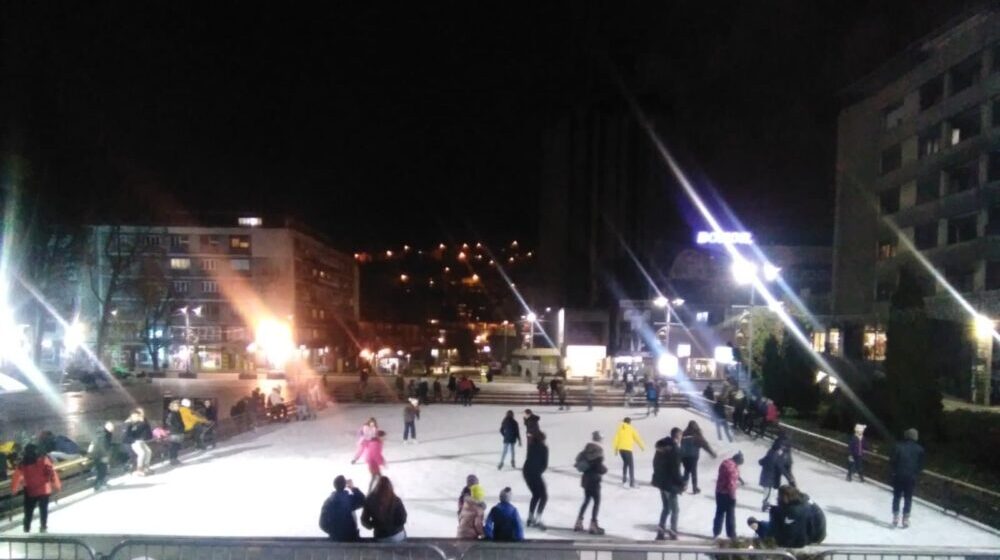 Užice: Kiša ipak nije uticala na otvaranje klizališta 1