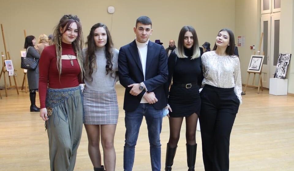 Niš: Izložba mladih autora postavljena u Oficirskom domu 1