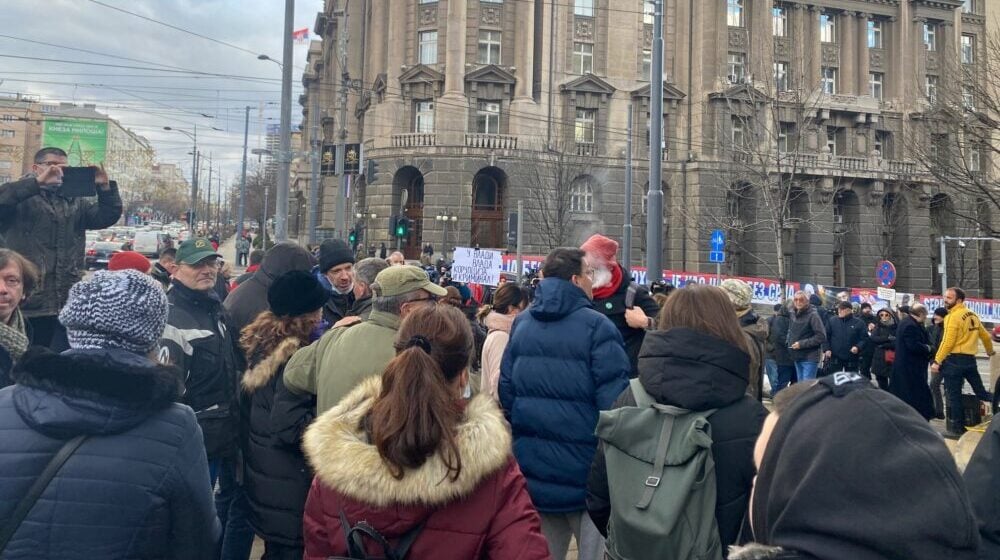 Protest ispred Vlade: Vučić ima rok do Božića da kaže Rio Tintu marš iz Srbije (FOTO) 1