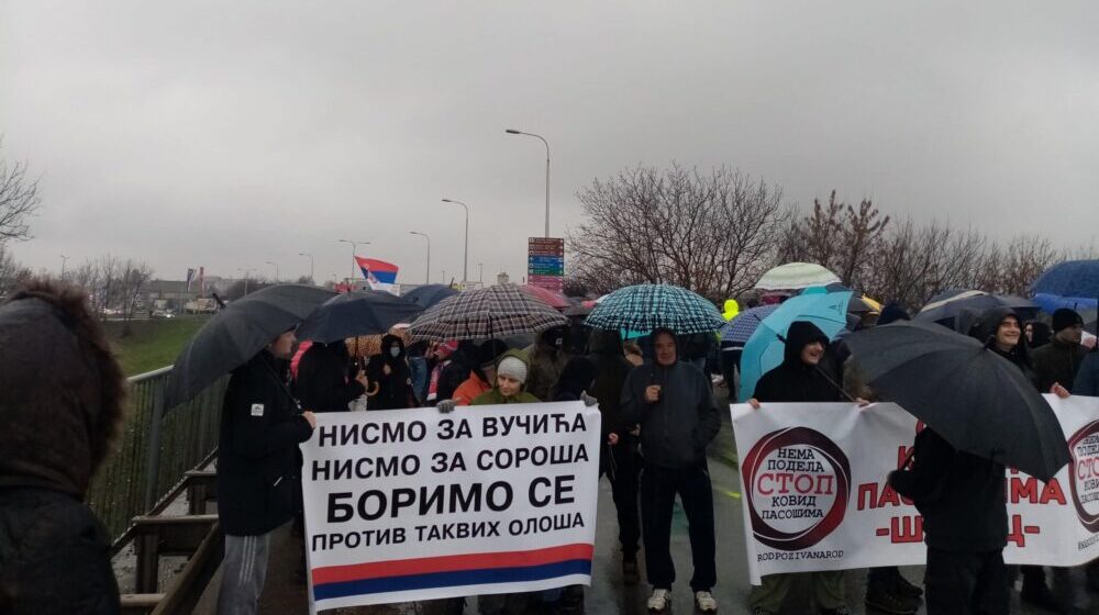 Oko 400 građana blokiralo Novi most u Šapcu 1
