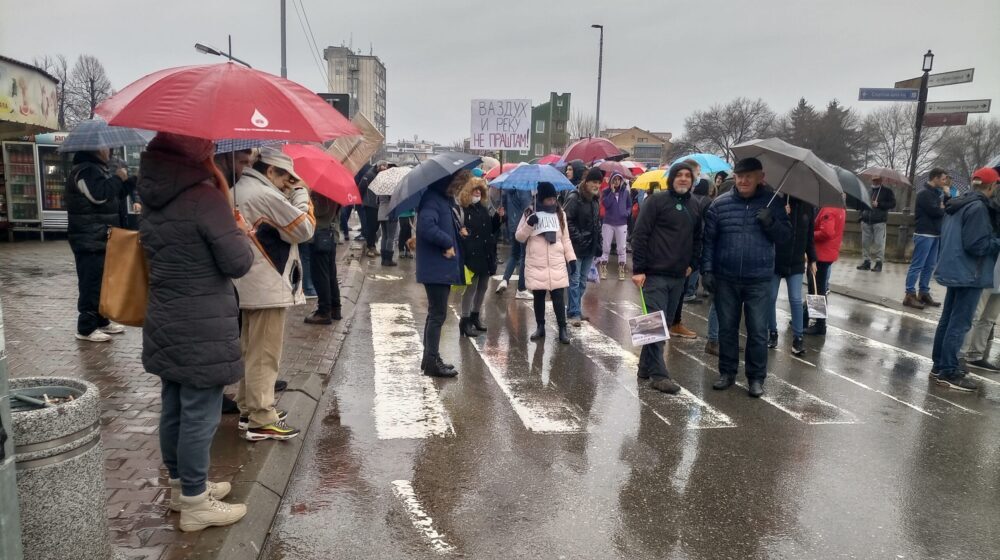 U Pirotu na Golemom mostu u centru grada protestovalo više od 200 Piroćanaca 1