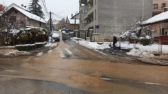 Izvučen kamion iz rupe u Kačerskoj, ulica zatvorena za saobraćaj (FOTO) 3