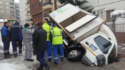 Izvučen kamion iz rupe u Kačerskoj, ulica zatvorena za saobraćaj (FOTO) 5