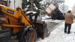 Izvučen kamion iz rupe u Kačerskoj, ulica zatvorena za saobraćaj (FOTO) 6