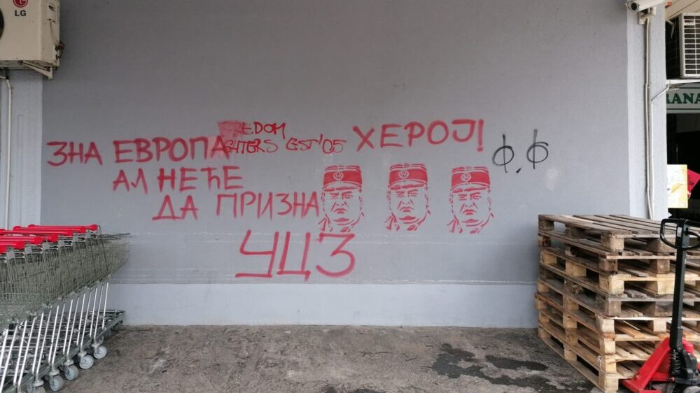 Grafiti podrške Ratku Mladiću u centru Užica 2 Grafiti podrške Ratku Mladiću u centru Užica 2
