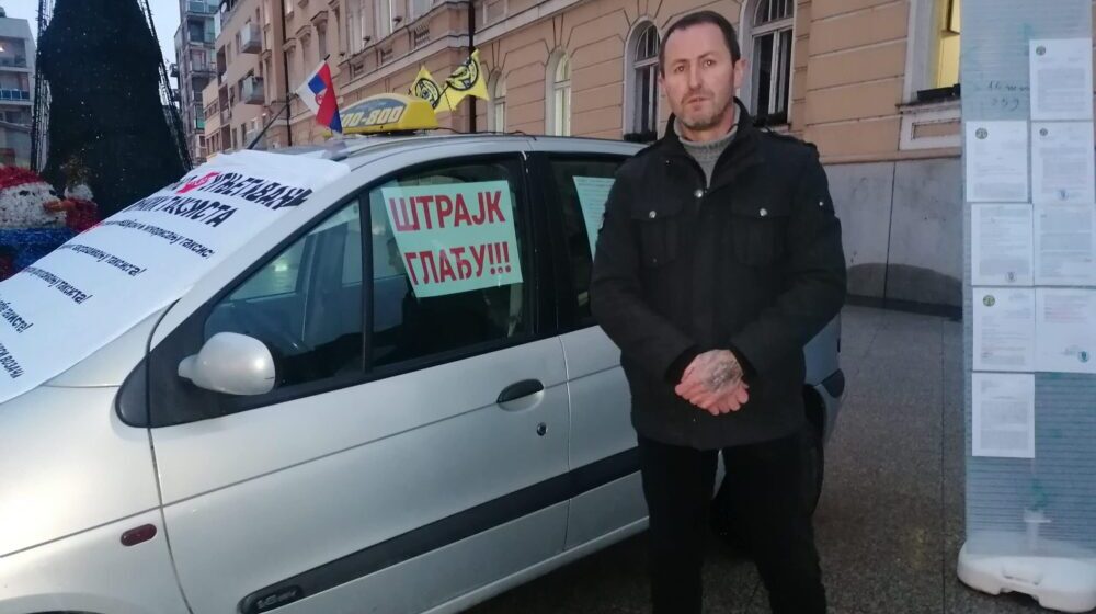 Užice: Taksista počeo štrajk glađu ispred Gradske kuće 1