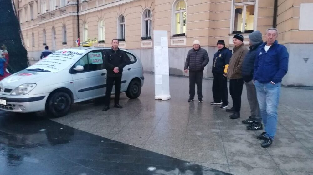 Užice: Taksista počeo štrajk glađu ispred Gradske kuće 3 Užice: Taksista počeo štrajk glađu ispred Gradske kuće 3
