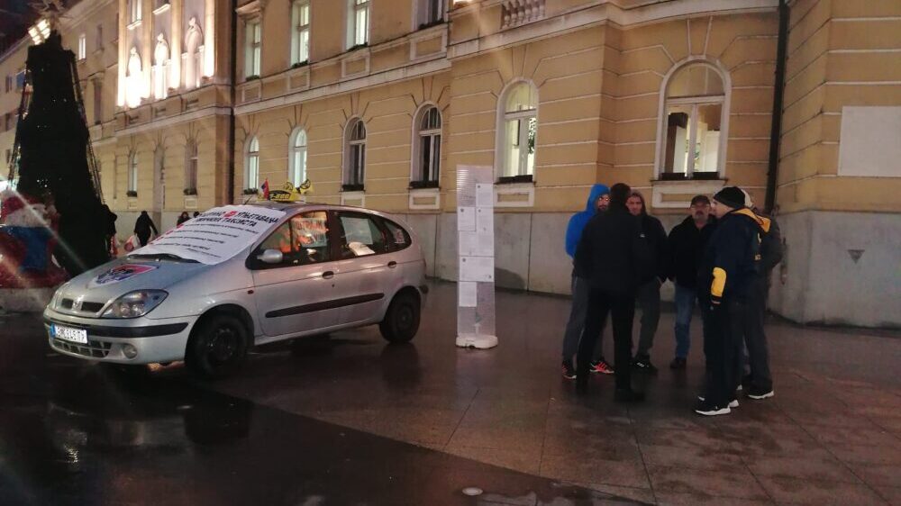 Užice: Taksista počeo štrajk glađu ispred Gradske kuće 4 Užice: Taksista počeo štrajk glađu ispred Gradske kuće 4