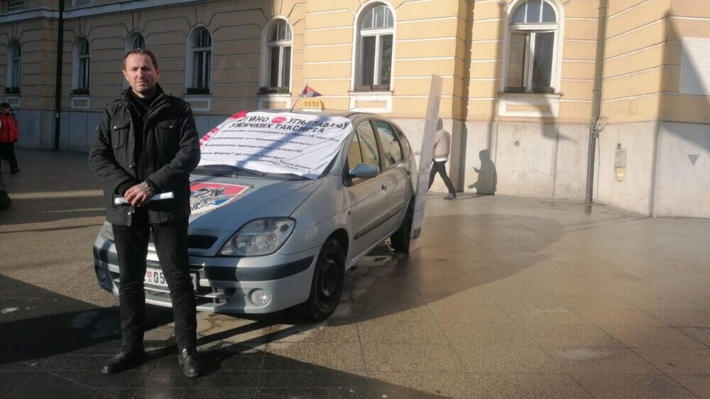 Užički taksista i dalje štrajkuje glađu, dogovor sa nadležnima nije postigao 2 Užički taksista i dalje štrajkuje glađu, dogovor sa nadležnima nije postigao 2