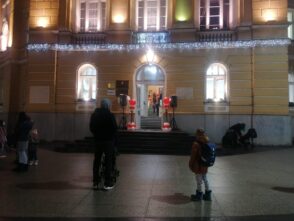 IMG_20211229_180232 Besplatne fotografije sa Deda Mrazom u Užicu (FOTO) 4