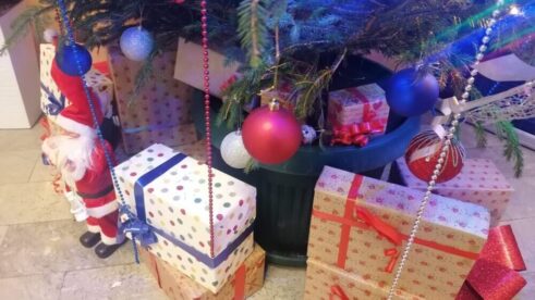 IMG_20211229_181332 Besplatne fotografije sa Deda Mrazom u Užicu (FOTO) 7