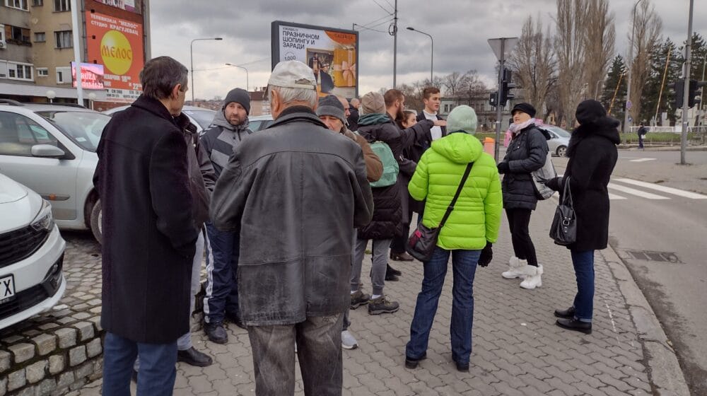 Iako protest u Kragujevcu nije najavljen, ipak se okupilo 15 građana i brzo razišlo 1