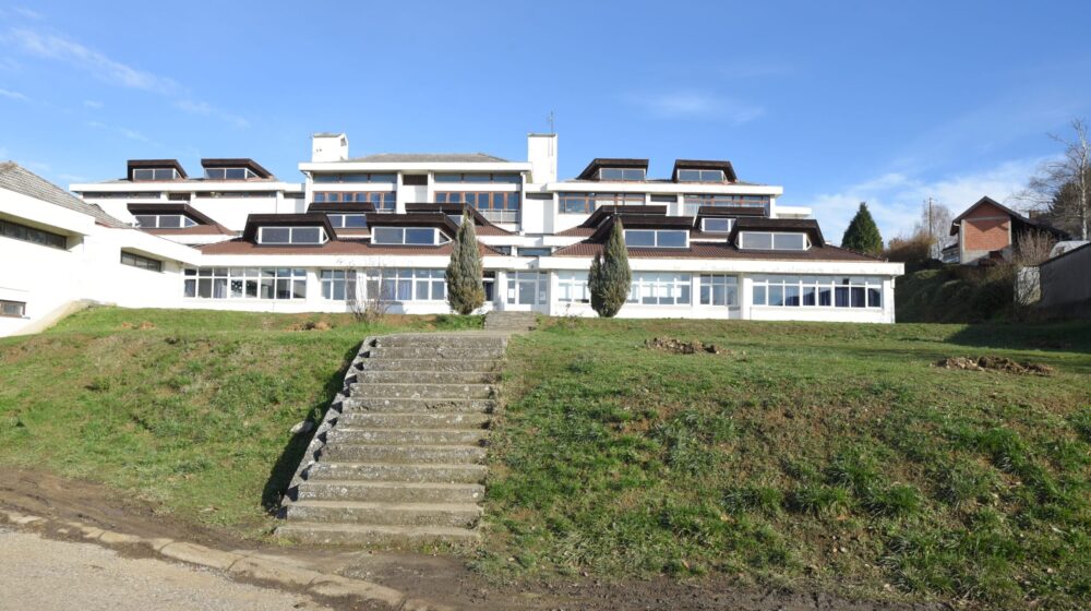 SBB fondacija Loznici donirala 500 stabala za pošumljavanje školskih dvorišta 1 SBB fondacija Loznici donirala 500 stabala za pošumljavanje školskih dvorišta 1