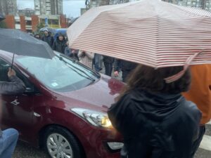 Niš: Blokada saobraćaja ispred hotela sa gigantskim Vučićevim bilbordom i nekoliko manjih incidenata 3