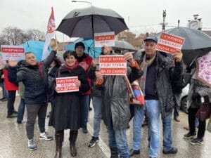 Niš: Blokada saobraćaja ispred hotela sa gigantskim Vučićevim bilbordom i nekoliko manjih incidenata 2