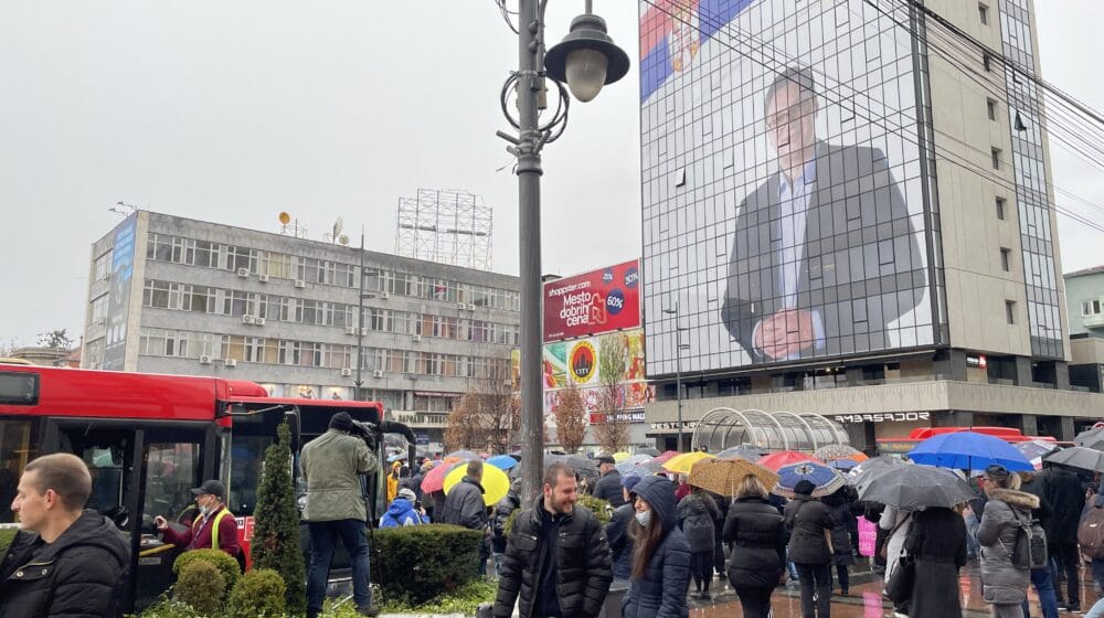 Niš: Blokada saobraćaja ispred hotela sa gigantskim Vučićevim bilbordom i nekoliko manjih incidenata 1