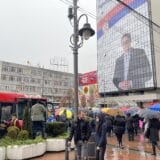 Niš: Blokada saobraćaja ispred hotela sa gigantskim Vučićevim bilbordom i nekoliko manjih incidenata 1
