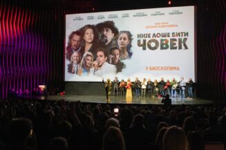 Poklon ekipe filma 2 Na premijeri ovacije za Kovačevićev film "Nije loše biti čovek" (FOTO) 2