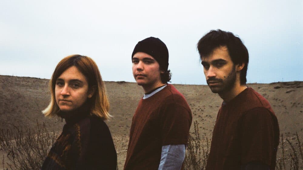 Oni ruše isprazne idole vremena: bend Šajzerbiterlemon nastupa u Bulevar books, knjižari koja svira 1