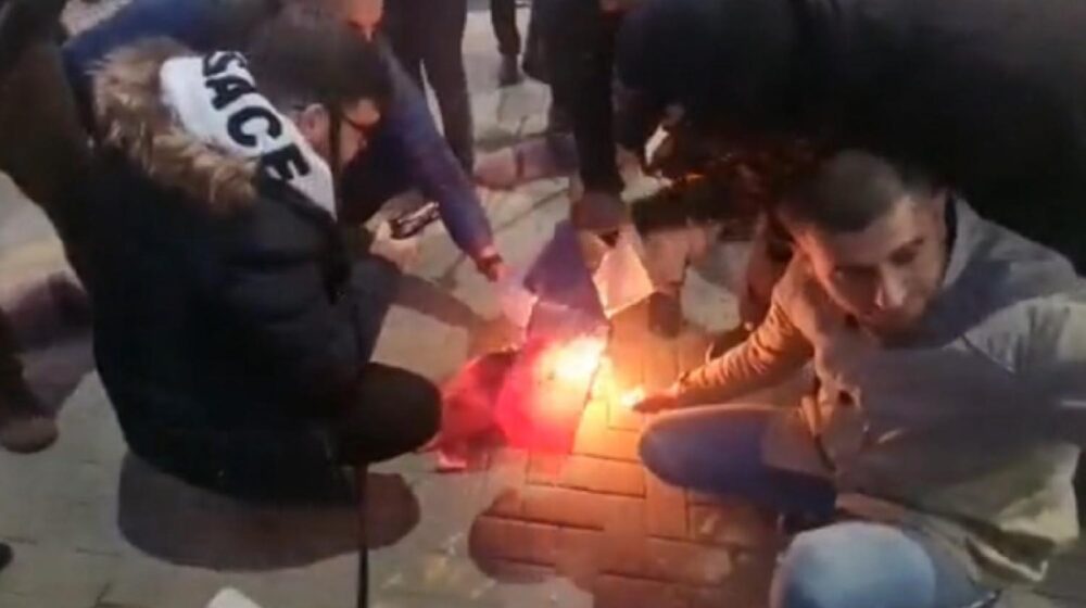 U Tirani demonstracije protiv Otvorenog Balkana i Vučića; paljenje zastave i dogovor o vanrednim sitacijama 1