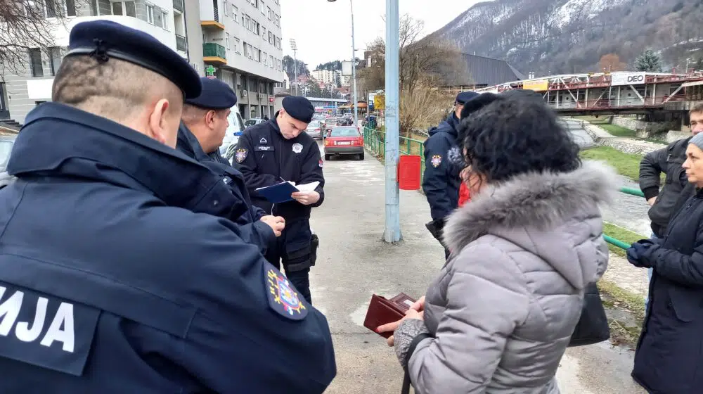 Užice: Policija u Užicu zaustavila i legitimisala demonstrante i novinare, uz objašnjenje da "samo radi svoj posao" (FOTO/VIDEO) 1