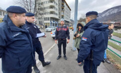 Užice: Policija u Užicu zaustavila i legitimisala demonstrante i novinare, uz objašnjenje da "samo radi svoj posao" (FOTO/VIDEO) 2