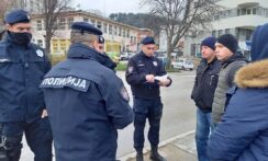 Užice: Policija u Užicu zaustavila i legitimisala demonstrante i novinare, uz objašnjenje da "samo radi svoj posao" (FOTO/VIDEO) 3