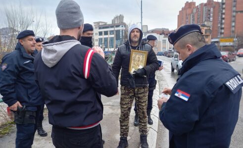 Užice: Policija u Užicu zaustavila i legitimisala demonstrante i novinare, uz objašnjenje da "samo radi svoj posao" (FOTO/VIDEO) 6