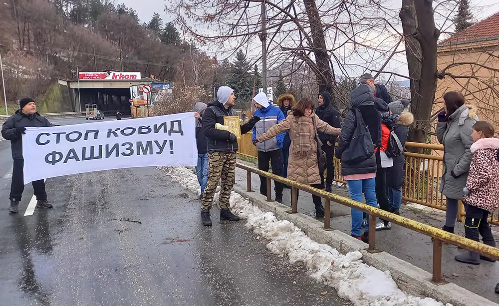 Užice: Policija u Užicu zaustavila i legitimisala demonstrante i novinare, uz objašnjenje da "samo radi svoj posao" (FOTO/VIDEO) 7