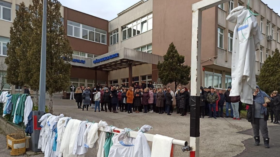 Zdravstveni radnici u Konjicu skinuli bele mantile i kolektivno prekinuli rad 1