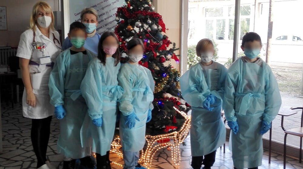 Kragujevac: Učenici škole “Radoje Domanović” obradovali drugare koji su u bolnici 1