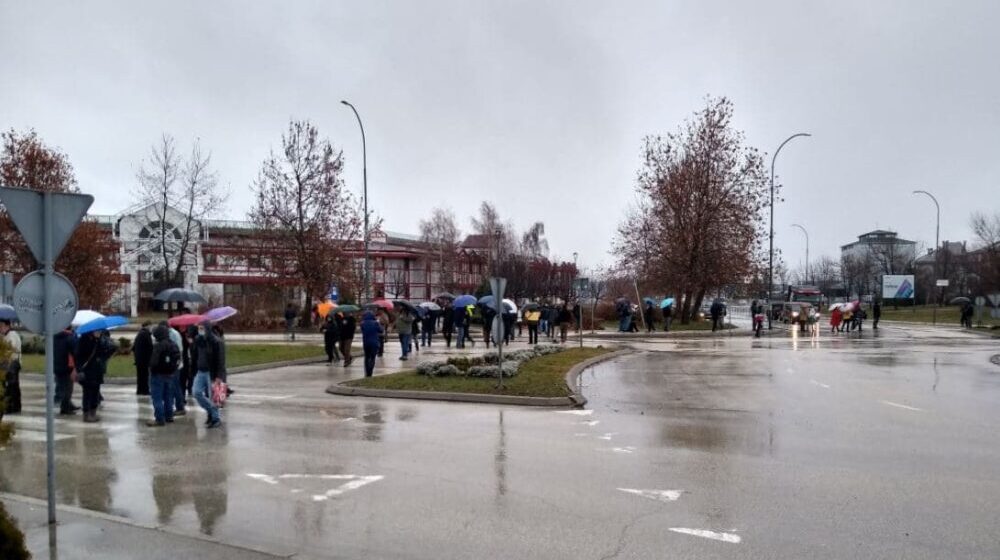 Blokada puteva u Boru završena uz manji incident i Vlaškim kolom preko pešačkih prelaza (VIDEO) 1