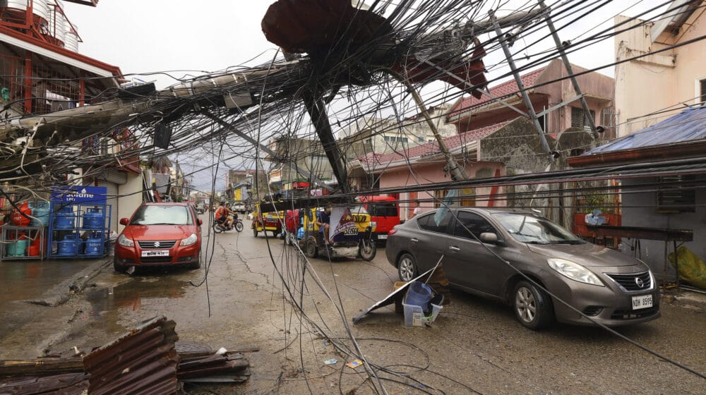 Najmanje 375 mrtvih i 56 nestalih u naletu tajfuna na Filipinima 1