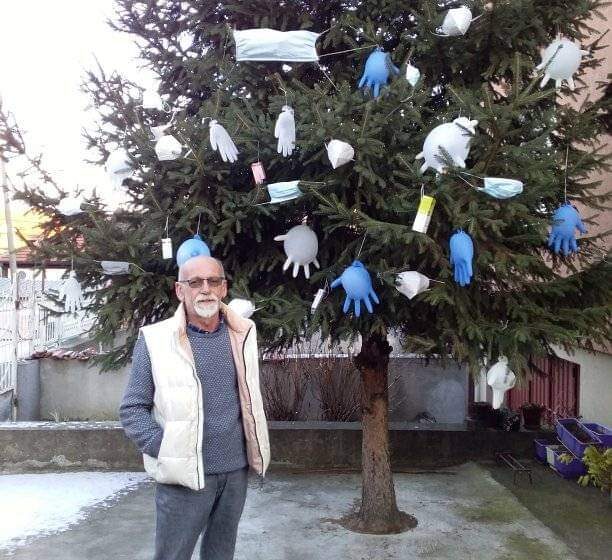 U Vranju okićena novogodišnja Kovid 19 jelka 1