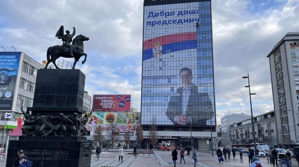 Veliki bilbord Vučića ostaje na "Ambasadoru" u Nišu - idu izbori 1