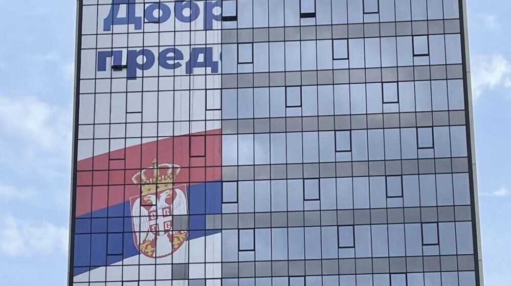 Pred dolazak Vučića u Niš na najvišem hotelu se već dva dana postavlja njegov gigantski bilbord 1